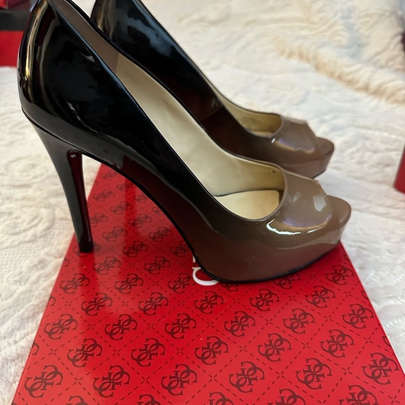 Guess brand tan and black open toed platform shoes - Picture 2 of 6